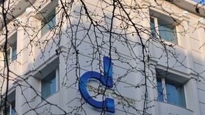Un edificio con un gran logotipo azul en forma de 'C', que indica un hotel u otro establecimiento similar.