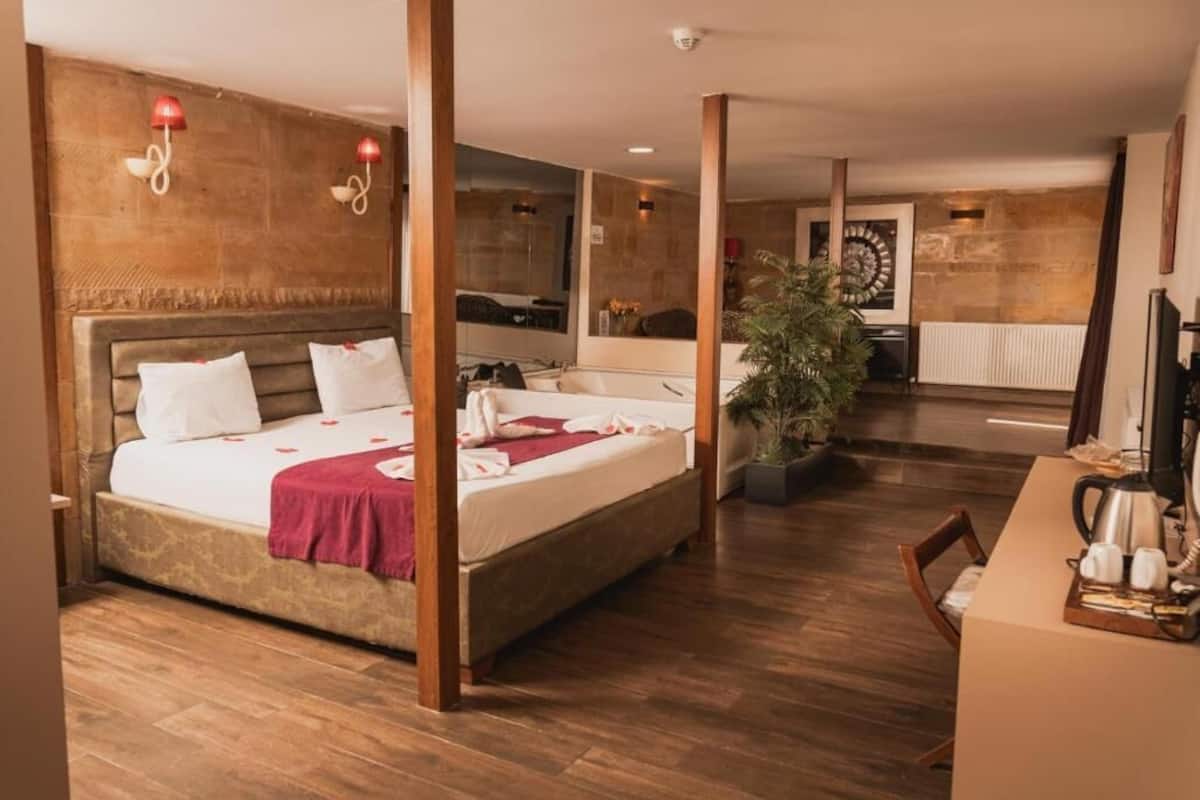 Habitació Deluxe, banyera d'hidromassatge | Roba de llit d'alta qualitat i caixa forta a l'habitació
