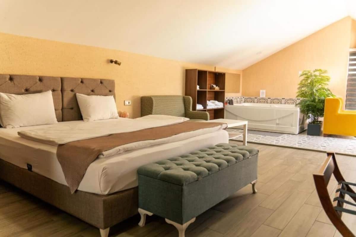 Habitació Deluxe | Roba de llit d'alta qualitat i caixa forta a l'habitació