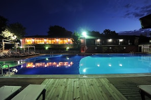 Piscina all'aperto, ombrelloni da piscina, lettini