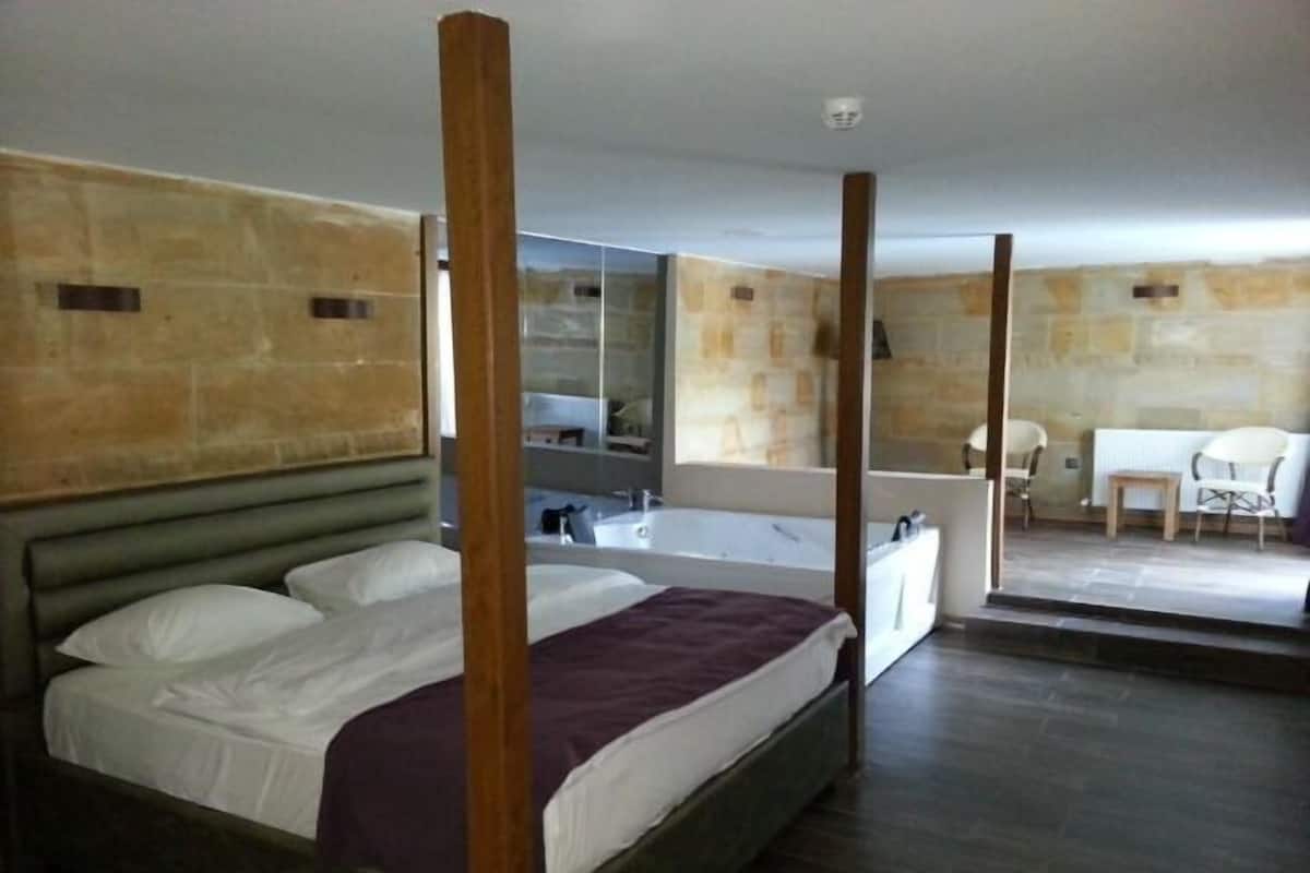 Royal-Zimmer, Whirlpool | 2 Schlafzimmer, hochwertige Bettwaren, Zimmersafe
