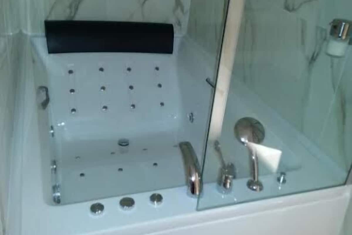 Grand-Zimmer, Whirlpool | Badezimmer | Dusche, kostenlose Toilettenartikel, Haartrockner, Hausschuhe