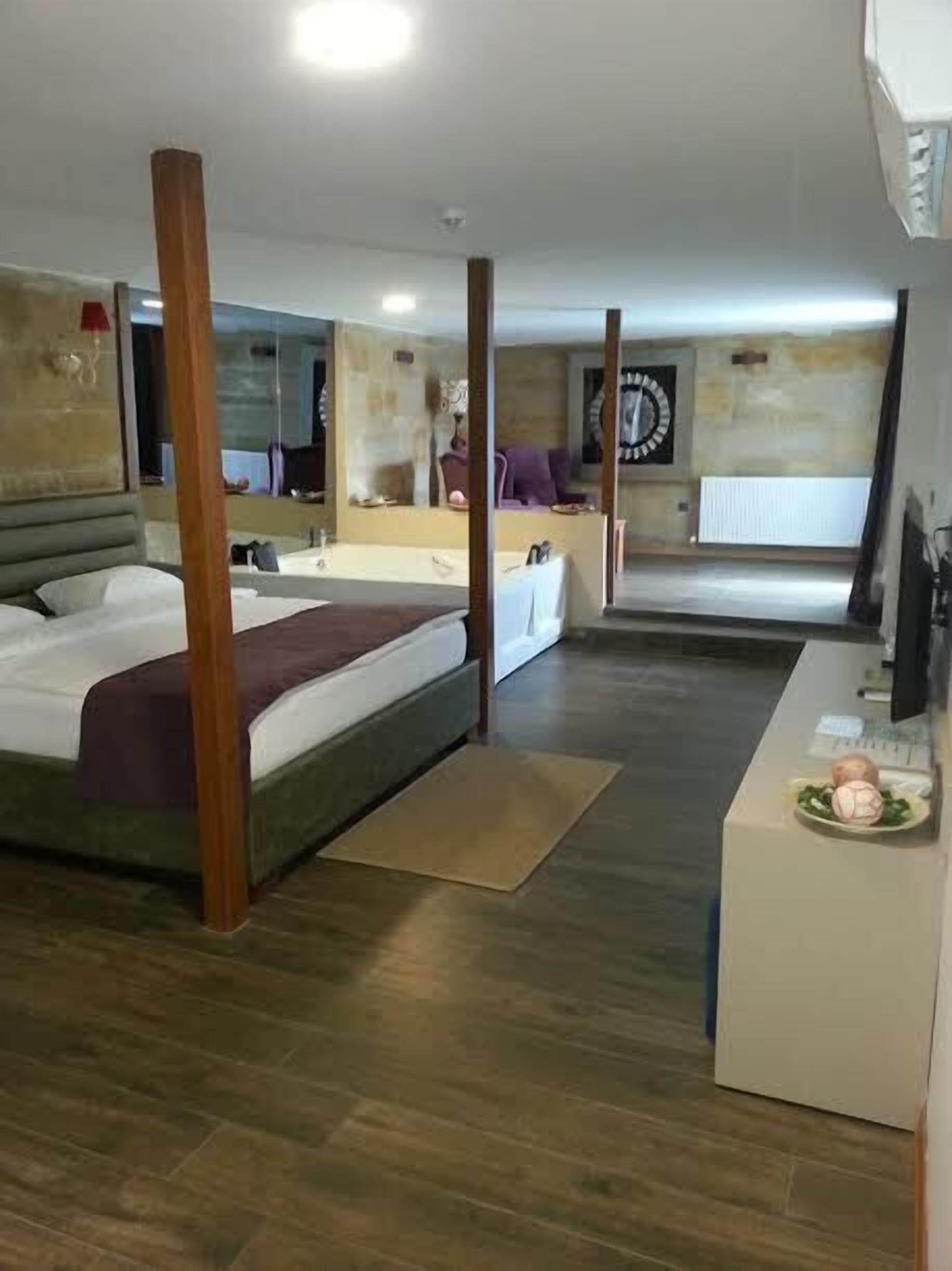 Royal Room, Hot Tub | Premium bedding, in-room safe, laptop workspace, blackout drapes