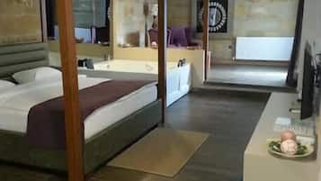 Royal Room, Hot Tub | Premium bedding, in-room safe, laptop workspace, blackout drapes