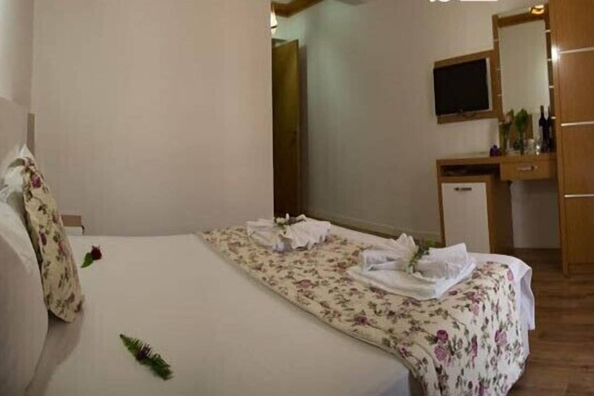 Una camera da letto con un letto, una scrivania e un armadio.