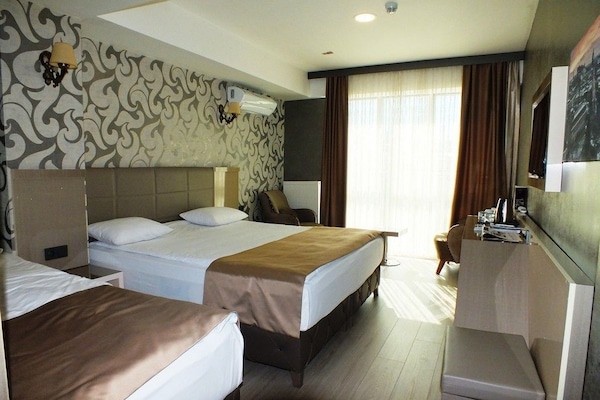 Tremannsrom – deluxe | Minibar, safe på rommet, skrivebord for bærbar PC og lydisolert