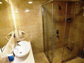Shower, free toiletries, hair dryer, slippers - Colonia Park Hotel (Sebinkarahisar)