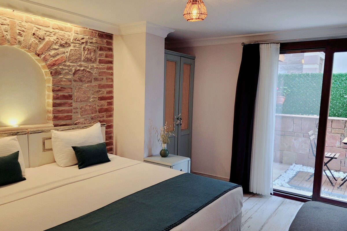Minibar, iron/ironing board (on request), WiFi (free)