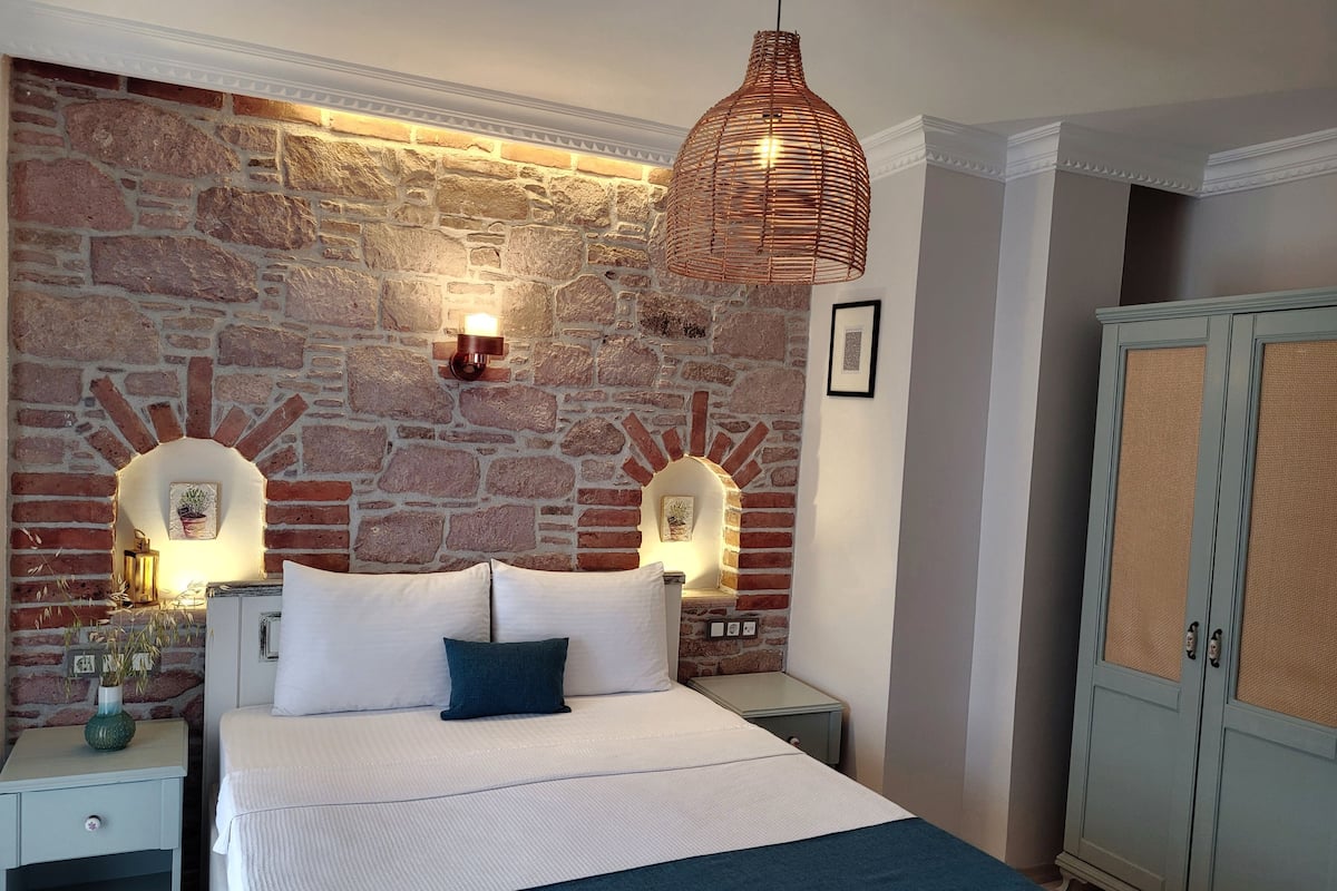 Doppia Standard, balcone | Minibar, ferro/asse da stiro, Wi-Fi gratuito