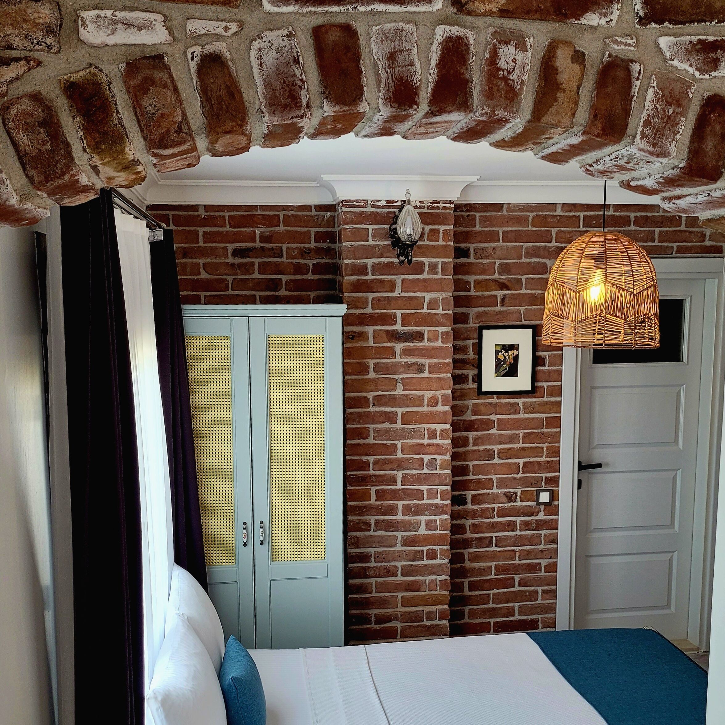 minibar, iron/ironing board, free wifi