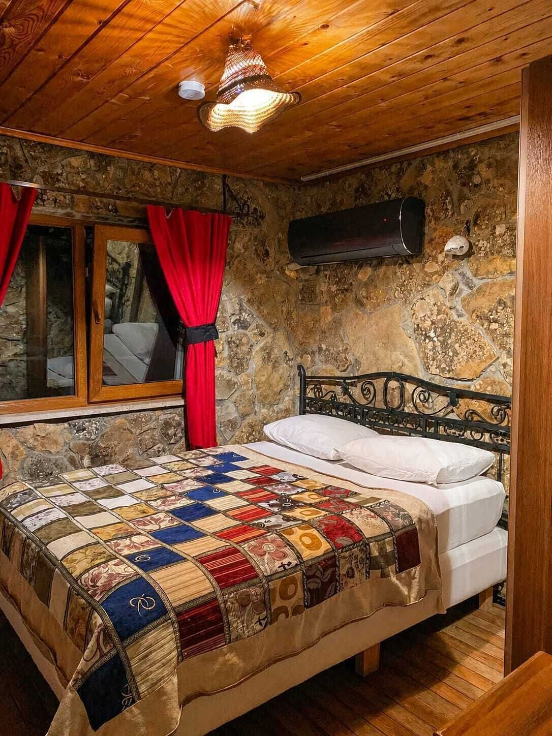 Stone House,1 Bedroom with Fireplace | Desk, soundproofing, iron/ironing board, WiFi (free)