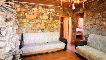 Stone House, 2 Bedrooms with Balcony and Barbecue | 起居区 | 32-英寸液晶电视 (配备卫星频道)、电视