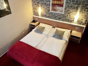 Classic Double Room | Bar mini, peti besi dalam bilik, meja, kalis bunyi