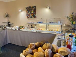 Free daily buffet breakfast 