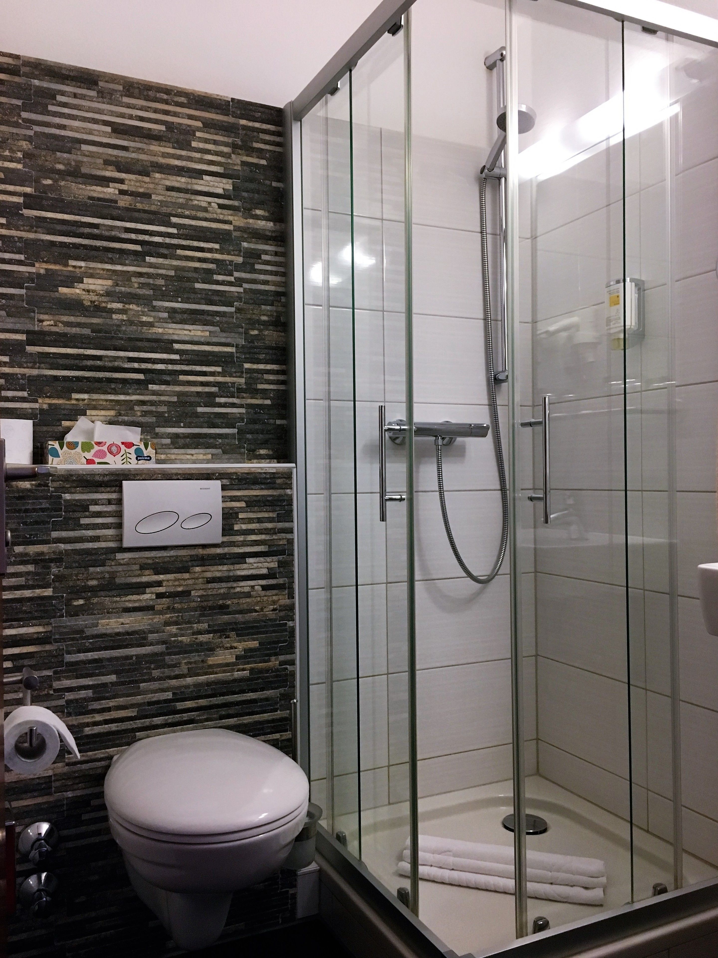 classic double room | bathroom | shower, free toiletries, hair dryer, towels