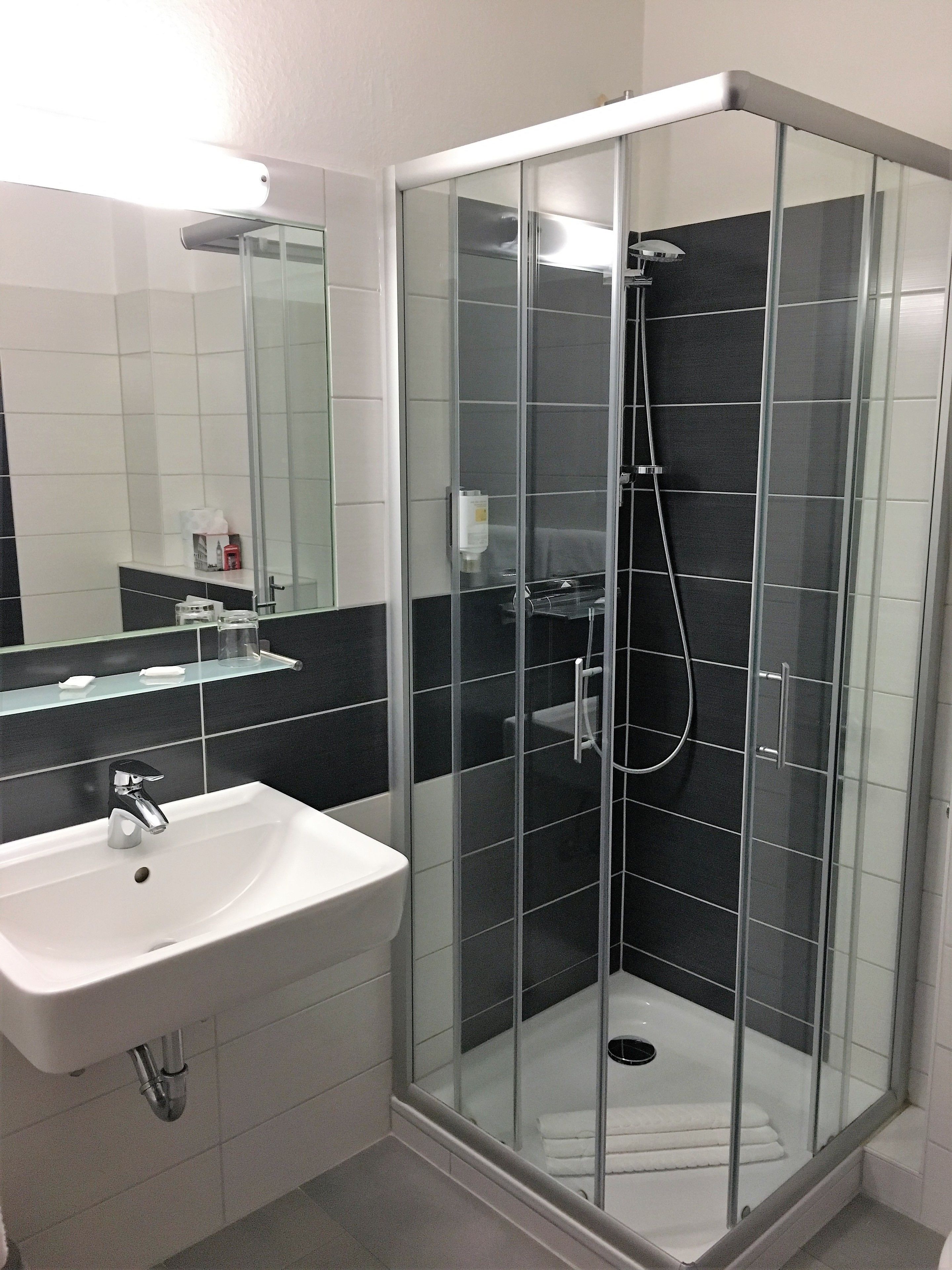 classic double room | bathroom | shower, free toiletries, hair dryer, towels