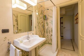Suite | Bathroom | Free toiletries, hair dryer, slippers, bidet - Relais Villa Jacopone Suites (Florence)