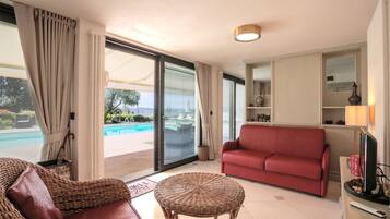 Suite | Living area | Flat-screen TV