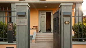 A gated entrance to Villa Jacopone, featuring a metal gate with the number 38, a small set of steps, and a mailbox. - Relais Villa Jacopone Suites (Florence)