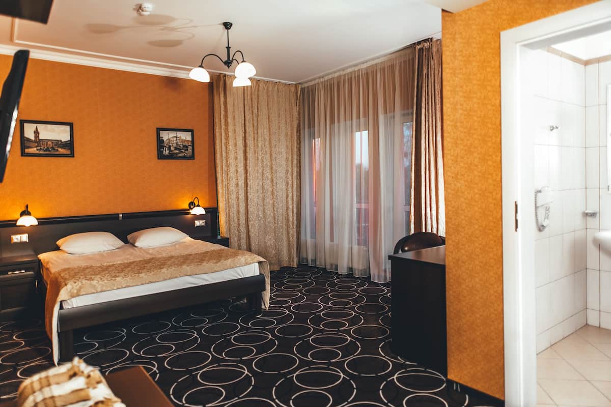 Comfort Double Room | Minibar, in-room safe, desk, iron/ironing board