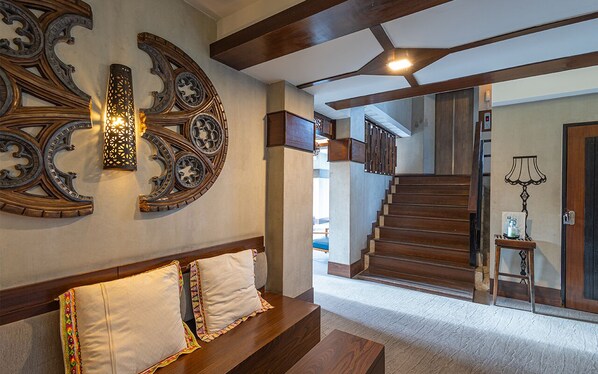 32-tommers LCD-tv med kabelkanaler