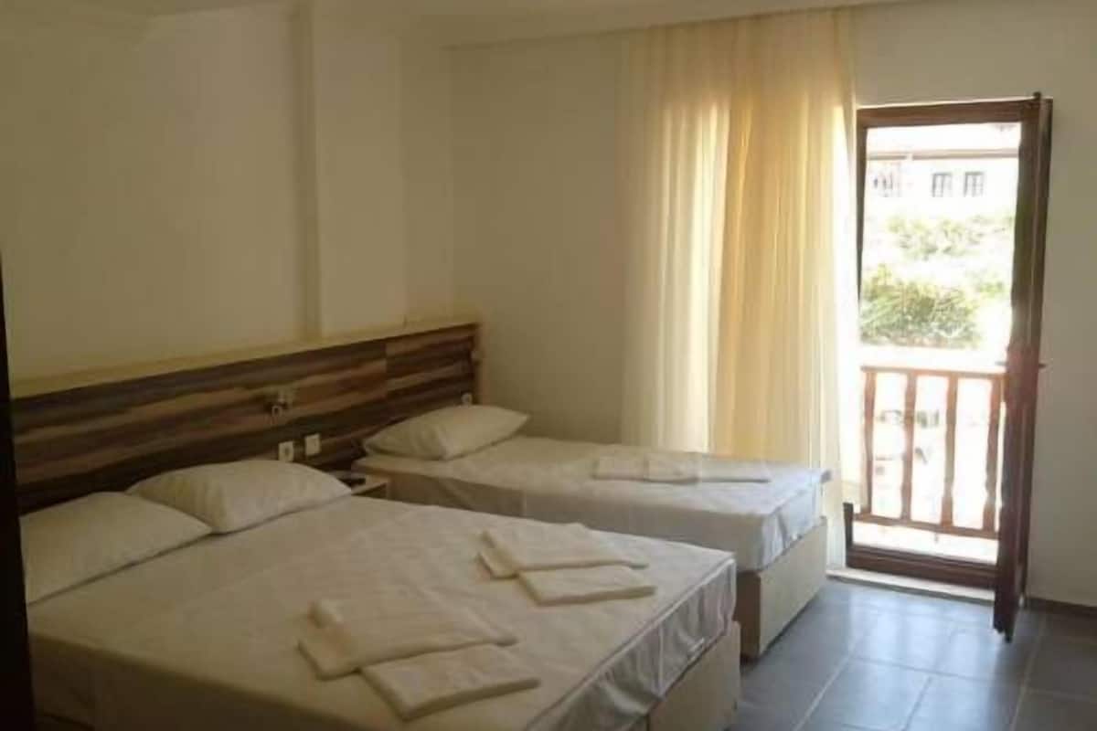Triple Room | Desk, free WiFi