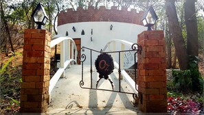 シャワー、バスアメニティ (無料)、ヘアドライヤー、スリッパ