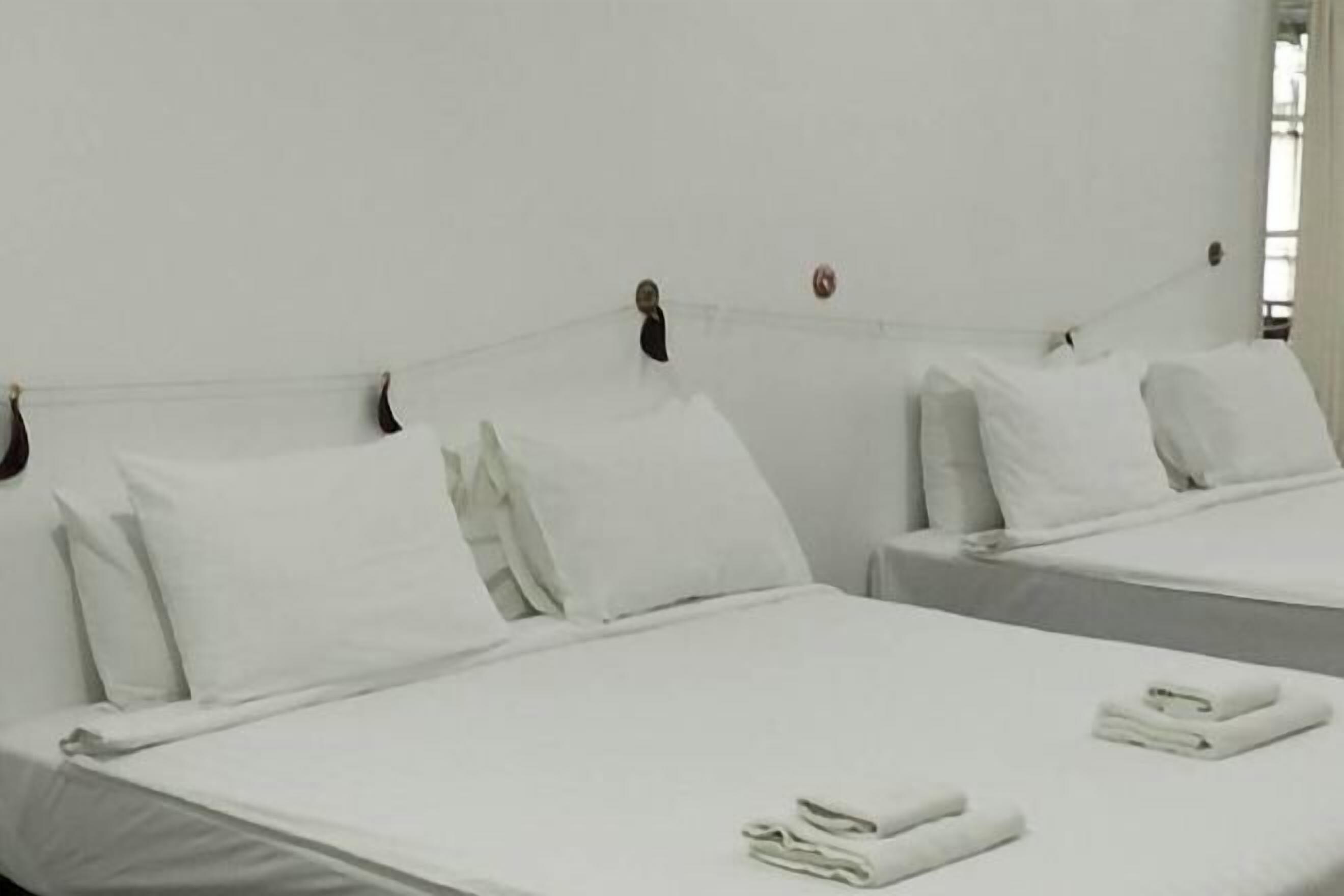 Skrivebord, blendingsgardiner og ekstrasenger (mot et tillegg)