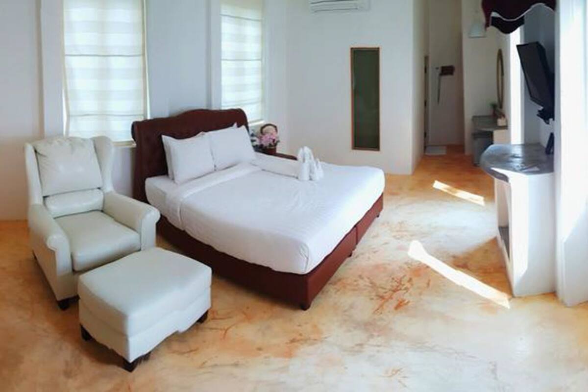Bungalow Double  | Desk, blackout drapes, rollaway beds (surcharge), WiFi (free)