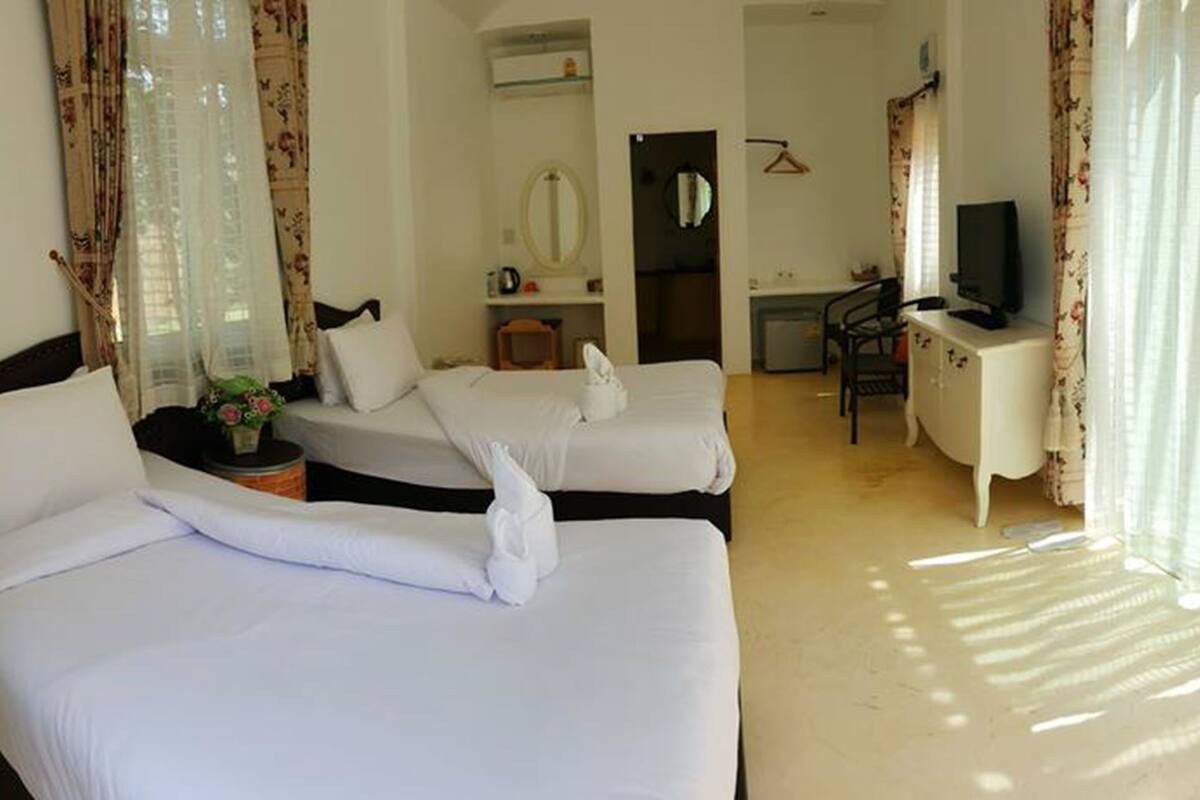 Standard Twin  | Desk, blackout drapes, rollaway beds (surcharge), WiFi (free)