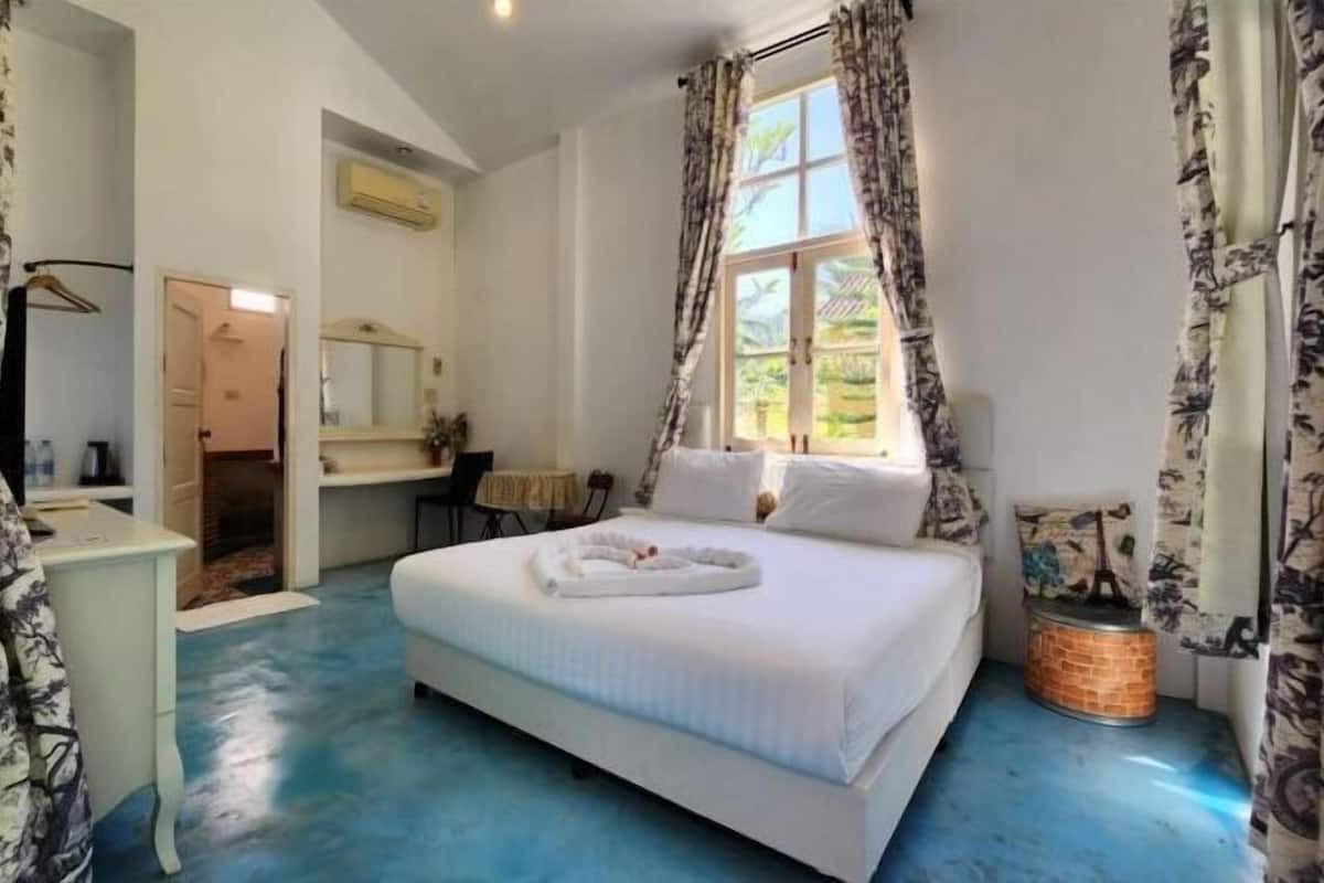 Desk, blackout curtains, rollaway beds, free WiFi