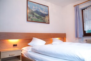 Rom – classic, balkong, fjellutsikt | Individuelt dekorert, individuelt innredet, skrivebord og lydisolert