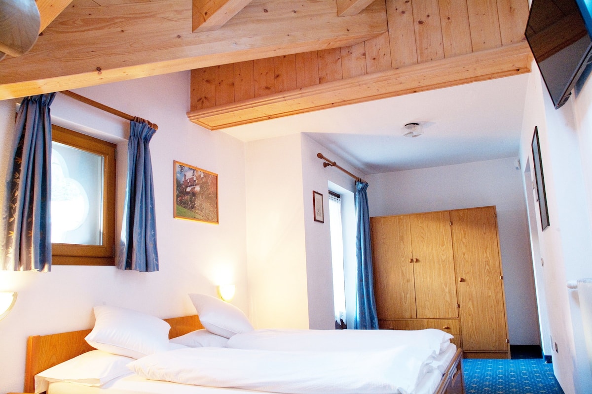 Comfort-Zimmer, Balkon, Bergblick | Individuell dekoriert, individuell eingerichtet, Schreibtisch