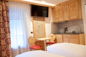Romantisk studio | Individuelt dekorert, individuelt innredet, skrivebord og lydisolert