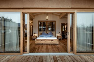 Ropa de cama hipoalergénica y caja de seguridad en la habitación 