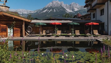 Alberca al aire libre por temporada y sombrillas en la alberca