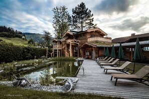 Piscine extérieure en saison, parasols, chaises longues