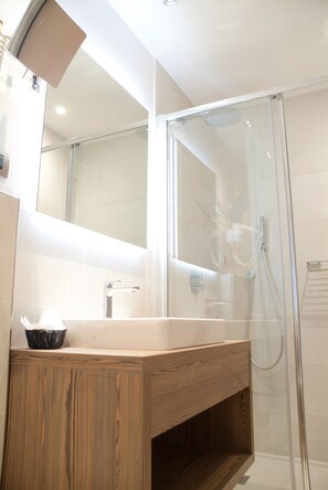 Romantic Studio | Bathroom | Hair dryer, towels - Cèsa Planber Apartments (Canazei)