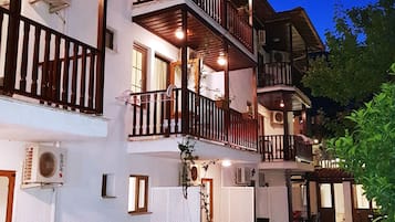Fassade der Unterkunft – Abend/Nacht