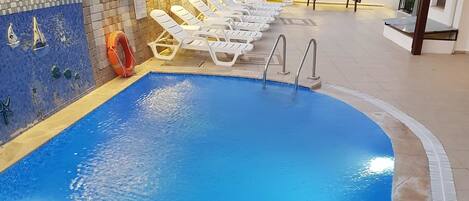 Piscina externa, funciona das 9h às 20h, guarda-sóis, espreguiçadeiras