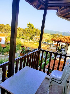 Familienapartment, 1 Schlafzimmer, Raucher, Bergblick | Wohnbereich | LCD-Fernseher