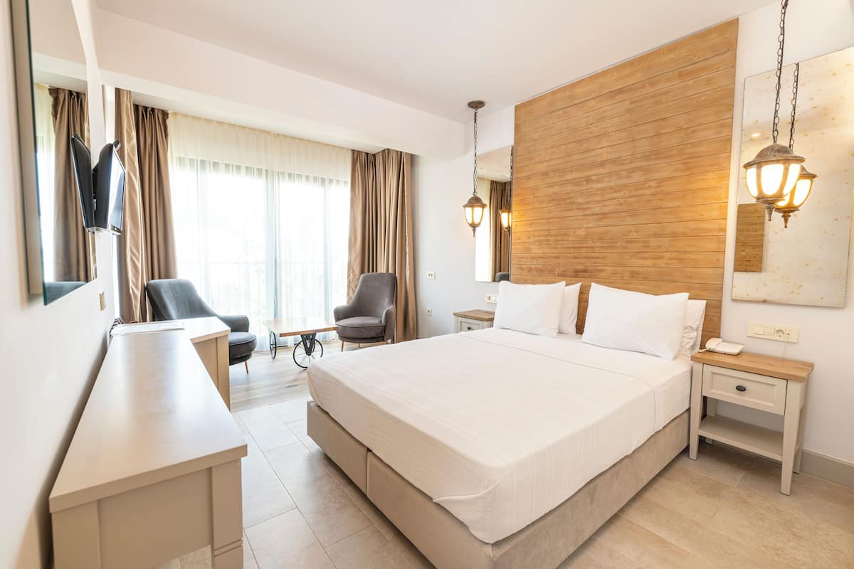 Superior kamer, uitzicht op tuin | Lakens van Egyptisch katoen, luxe beddengoed, een minibar