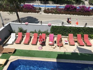 Outdoor pool, pool umbrellas, sun loungers - Twenty One Hotel (Marmaris)