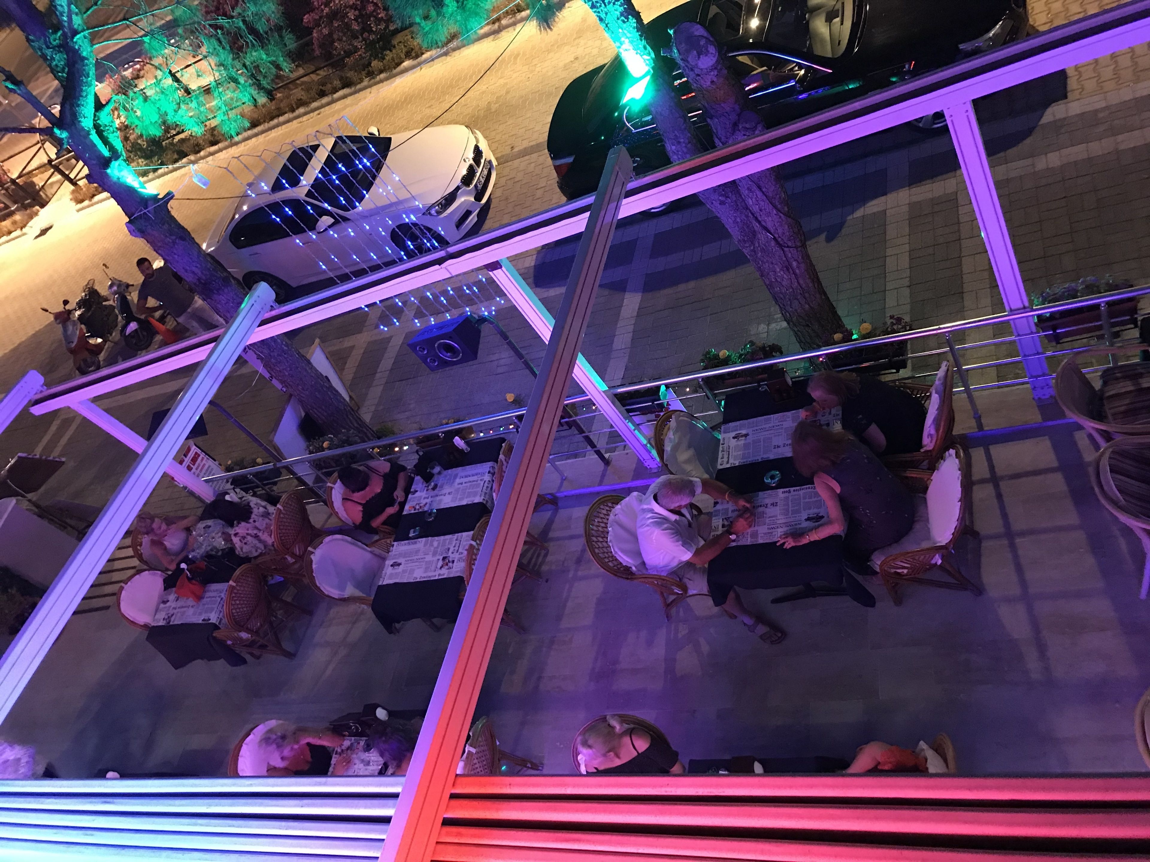 Lunch and dinner served, international cuisine