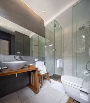 Courtyard Room | Bathroom | Shower, free toiletries, hair dryer, bathrobes - Jing's Residence (Jinzhong)