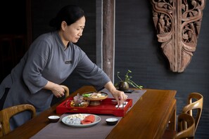 Ze serveren er ontbijt, lunch en diner 