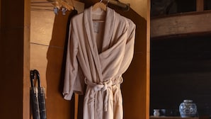 Suite – deluxe | Bad | Dusj, toalettartikler (inkludert), hårføner og badekåper