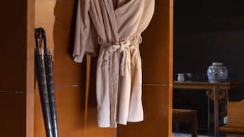 Suite Deluxe | Baño | Regadera, amenidades de baño gratuitas, secadora de cabello, batas