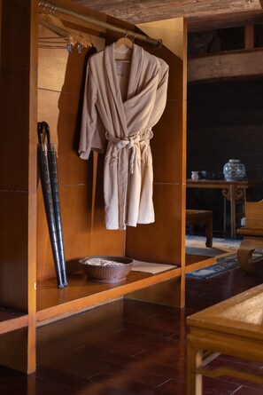 Master Suite | Bathroom | Shower, free toiletries, hair dryer, bathrobes - Jing's Residence (Jinzhong)