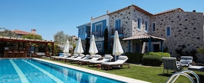 Piscine extérieure, parasols, chaises longues